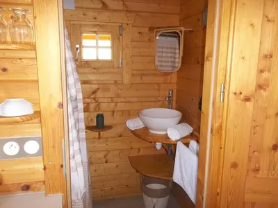 Salle de bains dans l'établissement Chalet flottant sur lac et spa