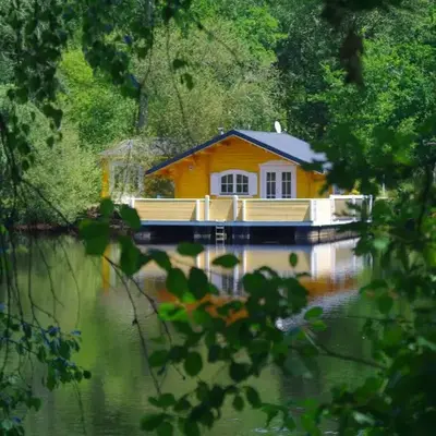 Chalet flottant sur lac et spa