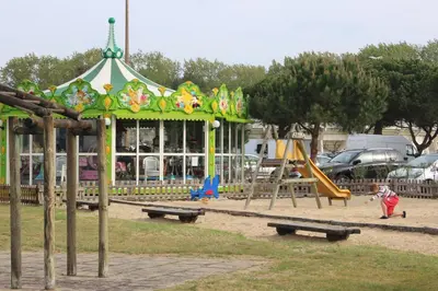 Aire de jeux pour enfants de l'établissement Appartements à côté Lac Marin de Port d'Albret