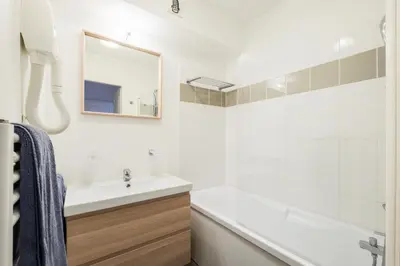 Salle de bains dans l'établissement Appartement aux Cottages du Lac H70
