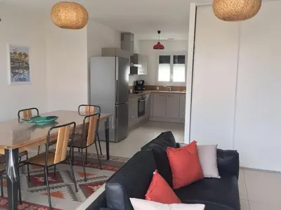 Cuisine ou kitchenette dans l'établissement Bassin Arcachon Appt recent4 couchages petit jardin