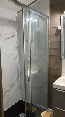Salle de bains dans l'établissement Chalet T3 15 min plage grande terasse et piscine