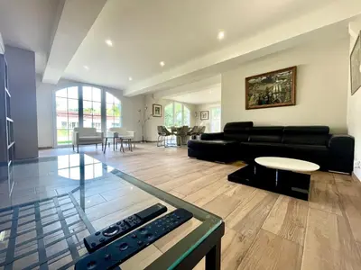 Coin salon dans l'établissement Domaine forestier Darricau au bord du lac, 12 min de l'océan