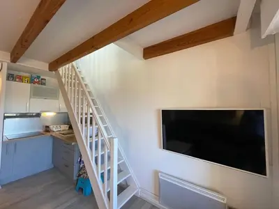 Télévision ou salle de divertissement dans l'établissement Duplex T2 avec Piscine à Capbreton proche Plage - FR-1-413-250