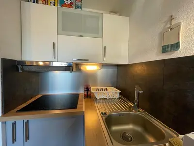 Cuisine ou kitchenette dans l'établissement Duplex T2 avec Piscine à Capbreton proche Plage - FR-1-413-250