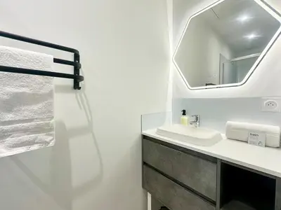 Salle de bains dans l'établissement L'Esplanade - Confort & Lumineux