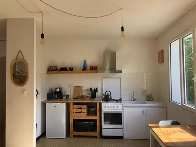 Cuisine ou kitchenette dans l'établissement LE SUN TRAP -T2 calme au RDC à 2 pas de la plage avec vue sur jardin - Quiet and well located apartment