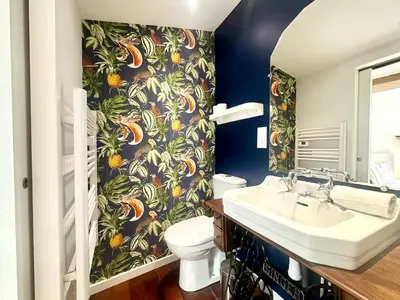 Salle de bains dans l'établissement Le Nid Douillet - Clim - Fibre - Chaleureux - Lumineux