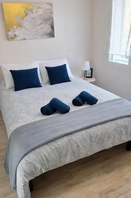 Un ou plusieurs lits dans un hébergement de l'établissement Charmant appartement cœur de ville avec terrasse aménagée privée