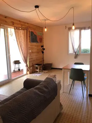 Coin salon dans l'établissement LE DROP IN - T2 au RDC avec terrasse à 200m de la plage - Well located apartment for surfers