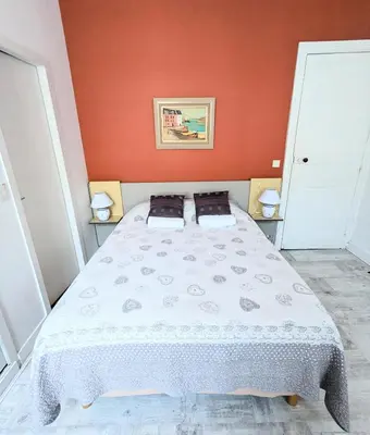 Un ou plusieurs lits dans un hébergement de l'établissement La Villa Oscar en plein cœur de ville