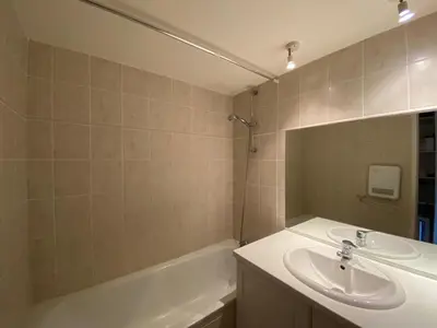 Salle de bains dans l'établissement T2 cabine calme prox. Boudigau, terrasse, parking, 4 pers. - FR-1-413-252