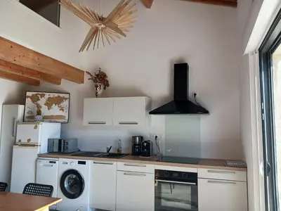 Cuisine ou kitchenette dans l'établissement Jolie maison à Biscarrosse zéro six soixante treize soixante huit vingt six 02