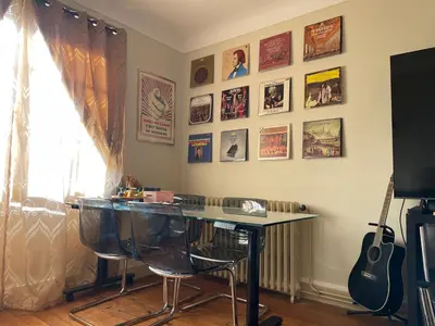 Coin salon dans l'établissement Chambres d'hôtes et T2 dans écolieu arts, ride et autres activités