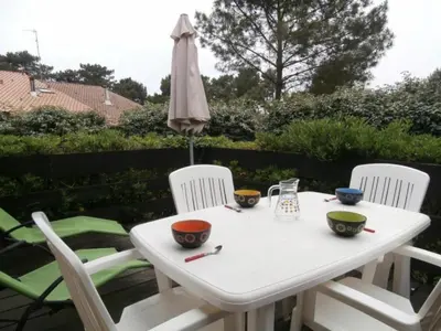 Jardin de l'établissement Maison moderne entre forêt et océan, avec jardin et terrasse. - FR-1-239-425