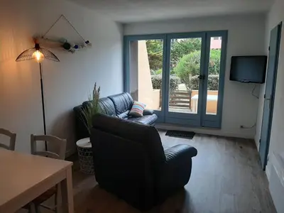 Coin salon dans l'établissement À deux pas des commerces et de l'océan, appartement rénové avec terrasse à Seignosse - FR-1-239-413