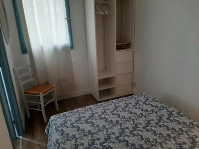 Un ou plusieurs lits dans un hébergement de l'établissement À deux pas des commerces et de l'océan, appartement rénové avec terrasse à Seignosse - FR-1-239-413