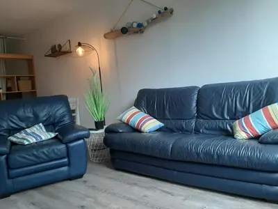 Coin salon dans l'établissement À deux pas des commerces et de l'océan, appartement rénové avec terrasse à Seignosse - FR-1-239-413