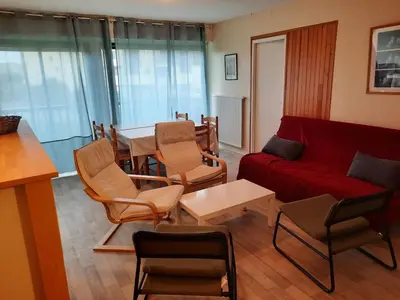Coin salon dans l'établissement Appartement Spacieux à Seignosse, Terrasse et Parking, à Proximité de la Plage - FR-1-239-401