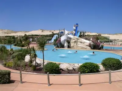 Piscine de l'établissement Studio cosy proche océan et commerces, parfait pour des vacances à deux! - FR-1-239-437 ou située à proximité