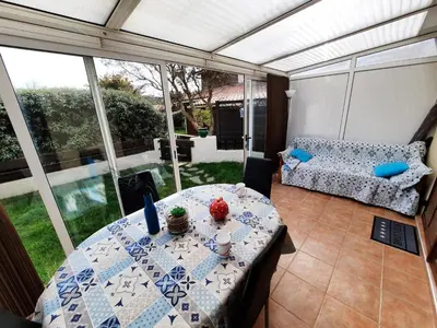Coin salon dans l'établissement Villa Mitoyenne avec Jardin, Proche Plage à Seignosse, Piscine, Parking Privé et Wifi - FR-1-239-421