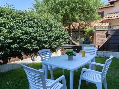 Jardin de l'établissement Villa Mitoyenne avec Jardin, Proche Plage à Seignosse, Piscine, Parking Privé et Wifi - FR-1-239-421
