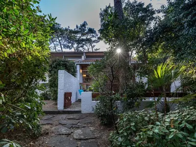 Jardin de l'établissement Studio en Duplex sous la Pinède et Proche de la Plage - FR-1-239-394