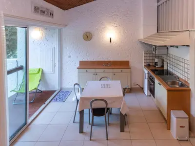Cuisine ou kitchenette dans l'établissement Studio en Duplex sous la Pinède et Proche de la Plage - FR-1-239-394