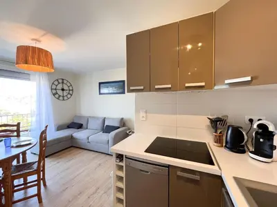 Cuisine ou kitchenette dans l'établissement Appartement familial proche des plages