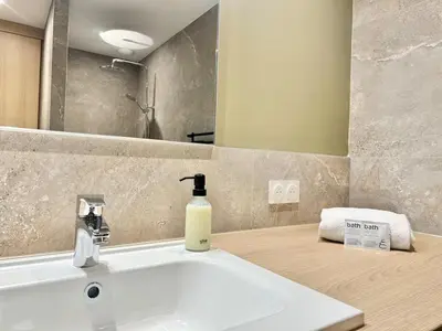 Salle de bains dans l'établissement La Roseraie - Hyper Centre - Parking Privatif