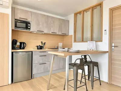 Cuisine ou kitchenette dans l'établissement L'Écrin de verdure - Calme - Parking Privé - Central - Neuf
