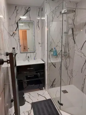 Salle de bains dans l'établissement Appartement avec terasse au pied du port