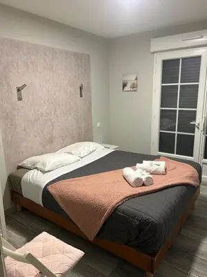 Un ou plusieurs lits dans un hébergement de l'établissement Hôtel Le MerleBlanc