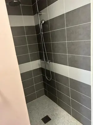 Salle de bains dans l'établissement Hôtel Le MerleBlanc