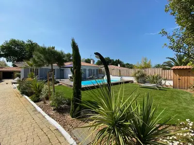 Jardin de l'établissement Maison Familiale à 200 m du Bassin