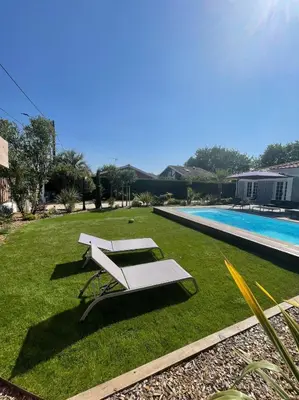 Piscine de l'établissement Maison Familiale à 200 m du Bassin ou située à proximité