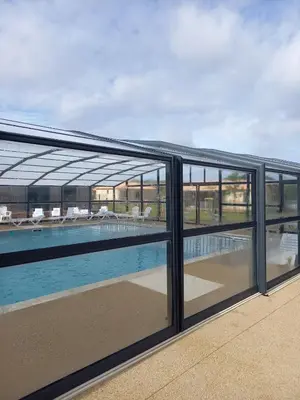 Piscine de l'établissement Charmant Cottage ou située à proximité
