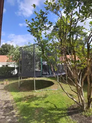 Jardin de l'établissement Agréable maison bien située
