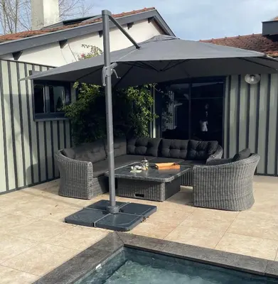 Piscine de l'établissement VILLA DE PRESTIGE avec salle de sports privée ou située à proximité