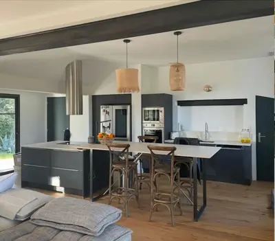 Cuisine ou kitchenette dans l'établissement VILLA DE PRESTIGE avec salle de sports privée