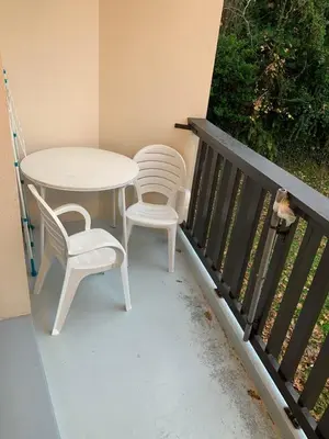 Balcon ou terrasse dans l'établissement Très jolie studio à louer avec sa belle terrasse de 4m2 idéalement situé dans un hôtel thermale