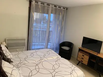 Un ou plusieurs lits dans un hébergement de l'établissement Très jolie studio à louer avec sa belle terrasse de 4m2 idéalement situé dans un hôtel thermale
