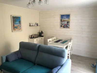 Coin salon dans l'établissement Charmante maisonette