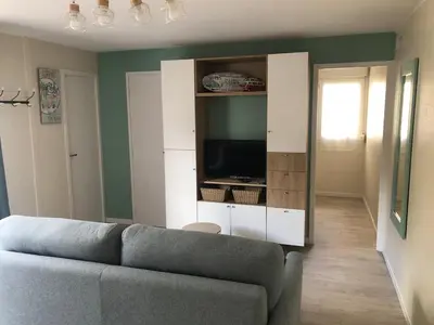 Télévision ou salle de divertissement dans l'établissement Charmante maisonette