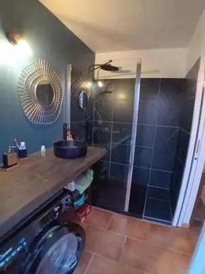 Salle de bains dans l'établissement Le Chalet de Nino