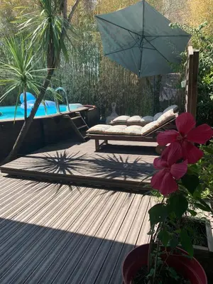 Piscine de l'établissement Jolie maison de vacances proche lac ou située à proximité