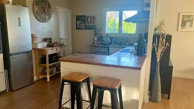 Cuisine ou kitchenette dans l'établissement Jolie maison de vacances proche lac