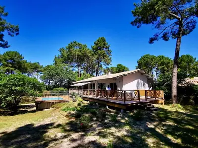 Jardin de l'établissement Villa avec piscine sur le golf entre lac et Océan