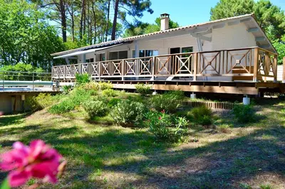Jardin de l'établissement Villa avec piscine sur le golf entre lac et Océan