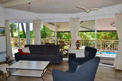 Balcon ou terrasse dans l'établissement Villa avec piscine sur le golf entre lac et Océan